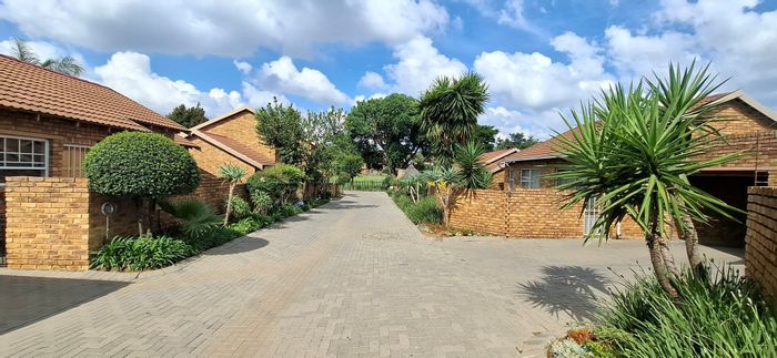 Wilgeheuwel Townhouse For Sale: 2 beds, private garden, pet-friendly, secure living.