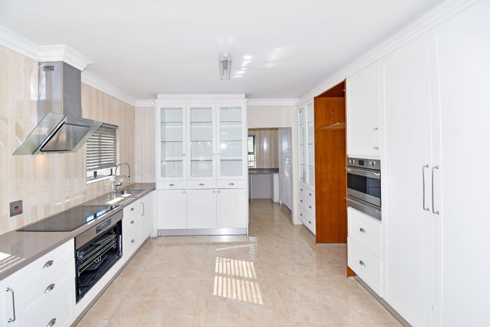 5-Bedroom Cluster To Rent in Kyalami Glen Estate with pool, staff accommodation, and security.