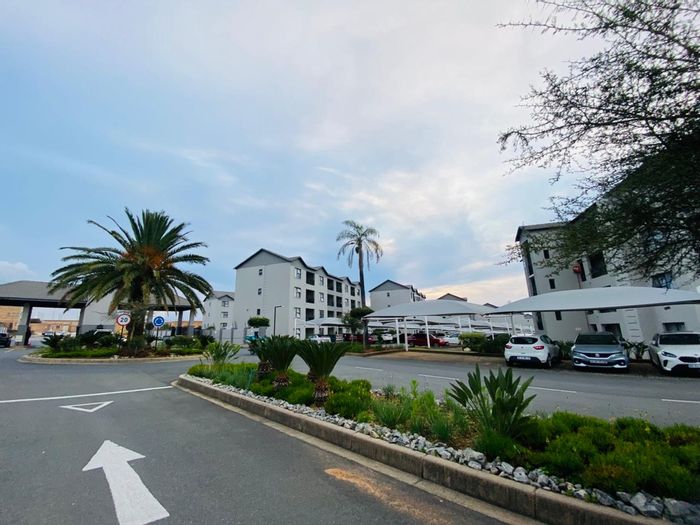 Carlswald Apartment To Rent: 3 bedrooms, gym, pool, secure access, balcony views.