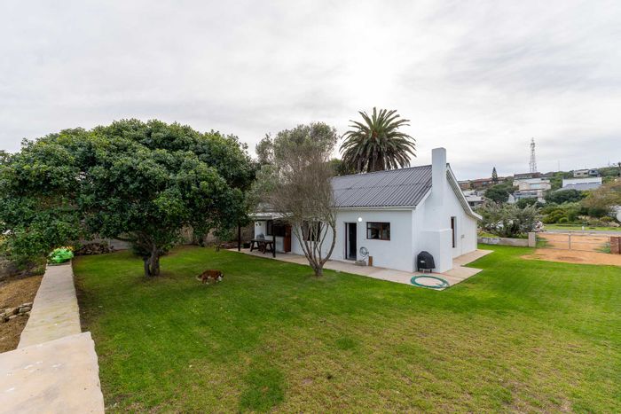 For Sale: House in Stilbaai Oos with river views, 3 beds, 2 baths.