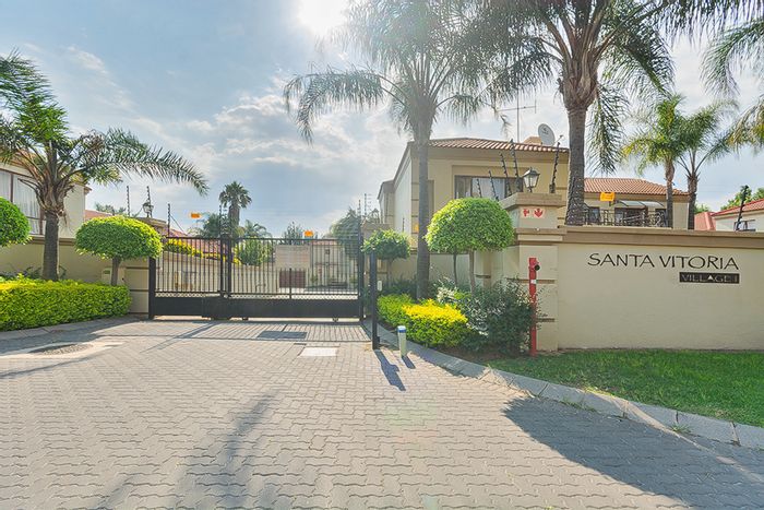 To Rent: Spacious Cluster in Sunninghill with Private Pool and 3 En-Suite Bedrooms.