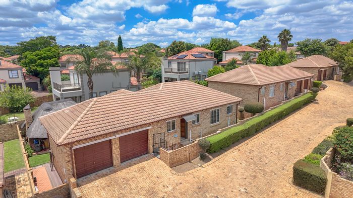 Kyalami Hills Cluster For Sale: 3 beds, inverter, patio, lapa, jacuzzi.