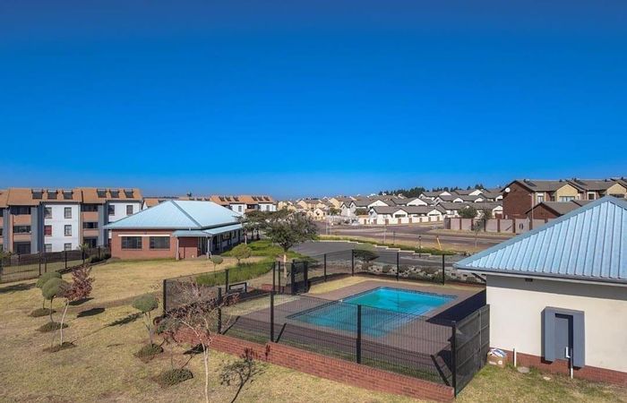 Sagewood Flat For Sale: 2 Beds, pool, security, and convenient transport access.