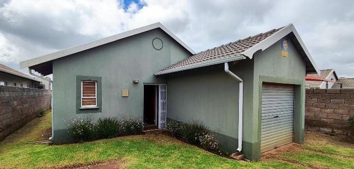 Spacious 3-Bedroom House for Sale in Salfin with Garage and Convenient Amenities.