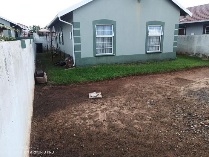For Sale: House in Salfin with 3 bedrooms, spacious yard, and ample parking.