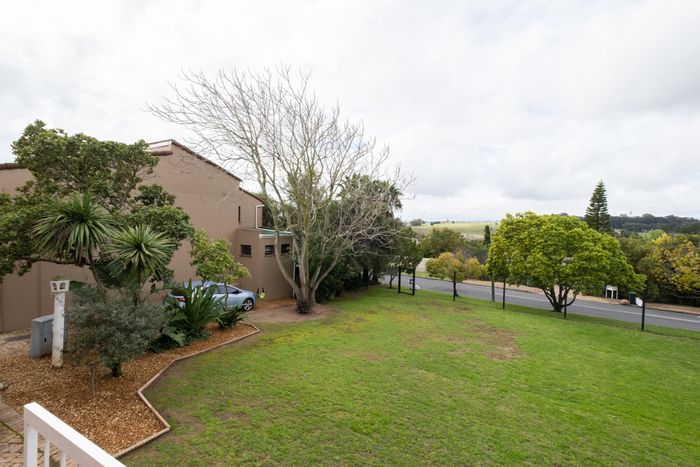 Flat to Rent in Sonstraal: Access to garden, braai area, and secured parking.