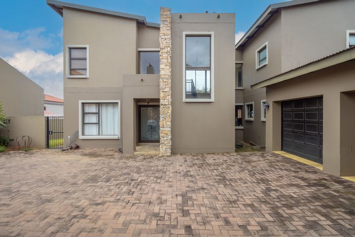 Featherview Estate House For Sale: 3 Bedrooms, indoor braai, garden access, prime location.