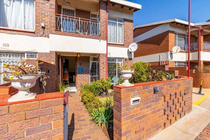 Beyers Park Townhouse For Sale: Spacious, secure, private garden, pool access, double garage.