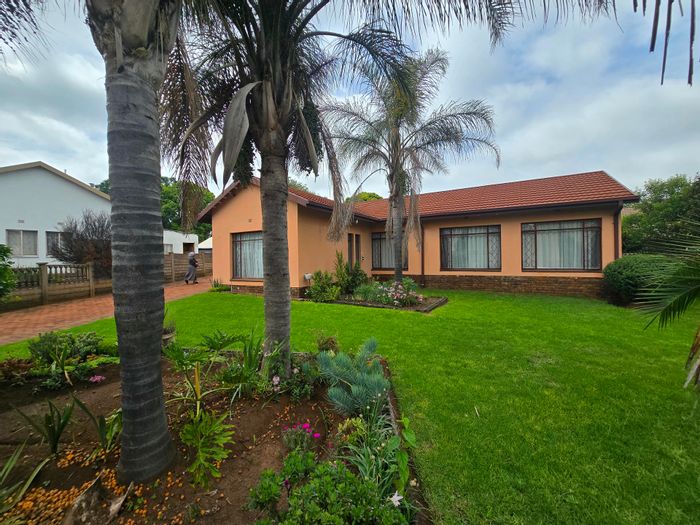 Kanonkop House For Sale: 3 Bedrooms, Braai Area, Spacious Garden, Covered Parking.