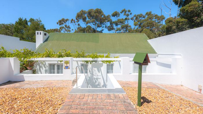 House for Sale in Bredasdorp Central: 3 Bedrooms, patio, garden, garage.