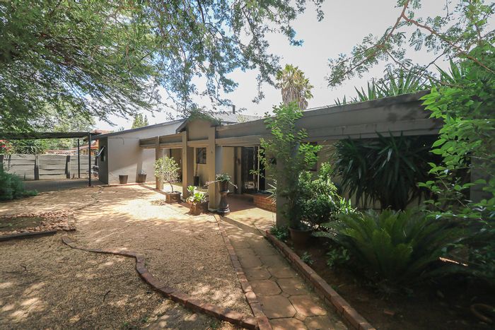 Dal Fouche House For Sale: Family home with pool, flatlet, and ample parking.