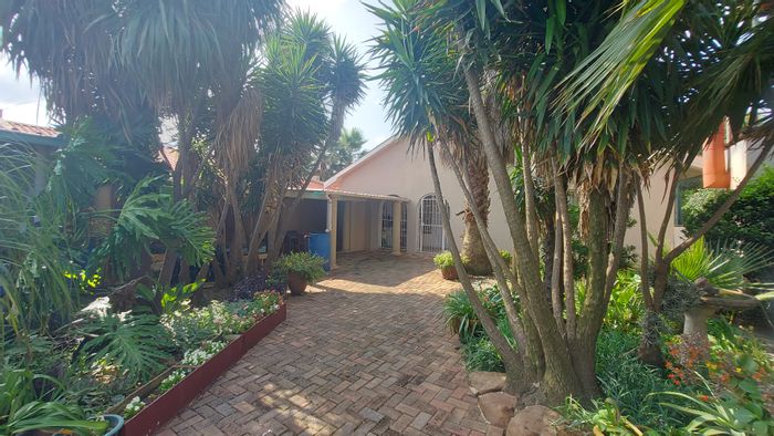 Northdene Small Holding For Sale: 3 beds, guestroom, workshop, boreholes, agricultural potential.