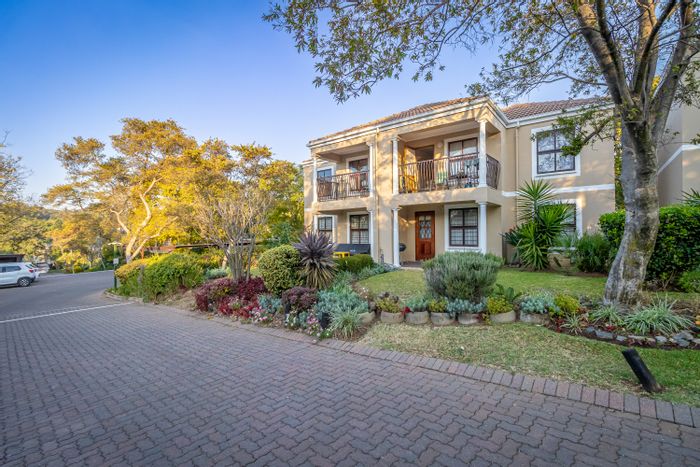 Robindale Apartment To Rent: Open-plan living, balcony, pool, clubhouse, 24/7 security.