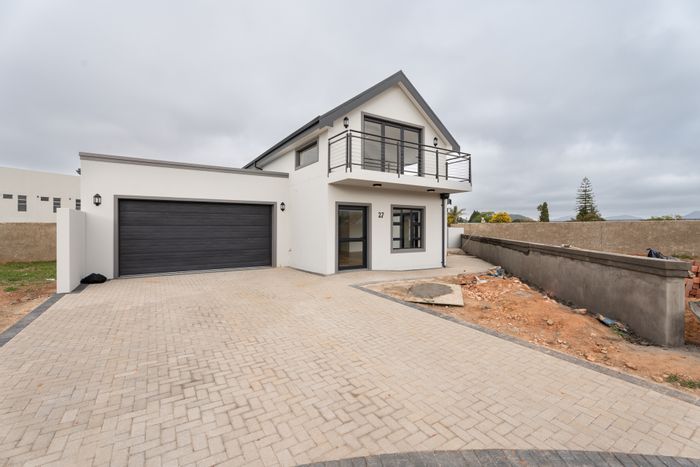 For Sale: House in Robertson Central with open plan living, double garage, and loft.