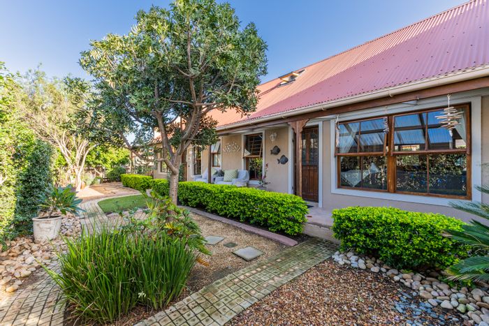 Dual living house for sale in Fairview Golf Estate with ample parking and views.