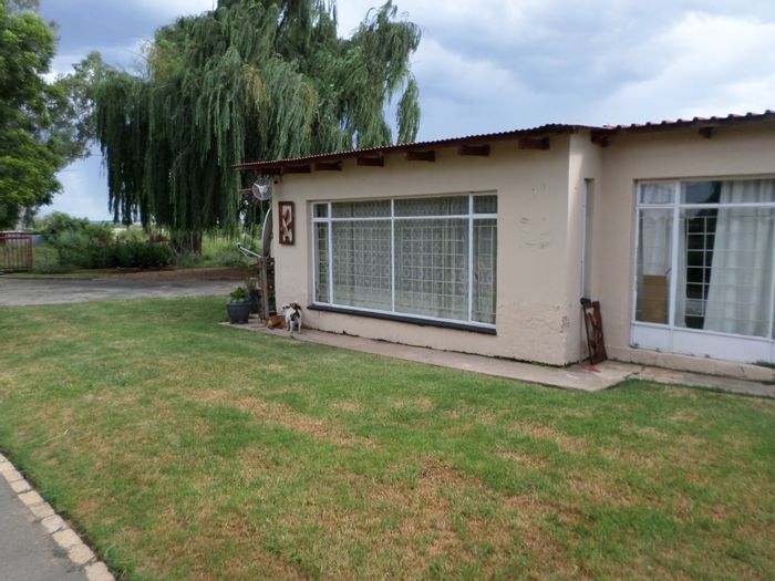 Farm for Sale in Ventersdorp Central: Two houses, water rights, large store rooms.
