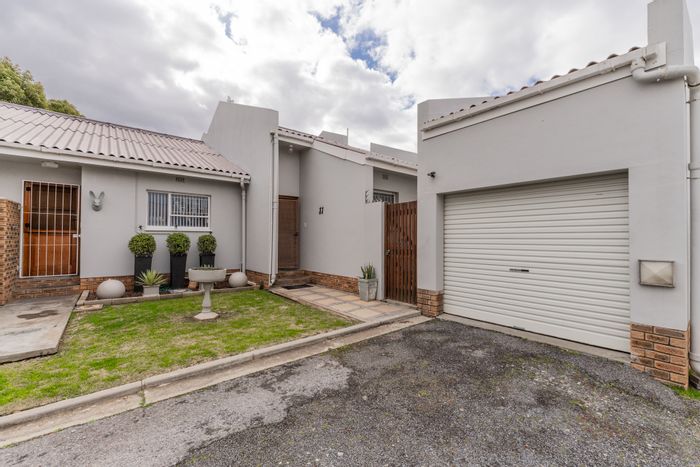 For Sale: Townhouse in Robertson Central with air-conditioning, garage, and private patio.