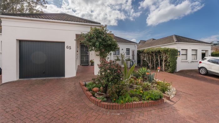 Townhouse For Sale in Onder Papegaaiberg: 2 beds, pool, garden, secure access.