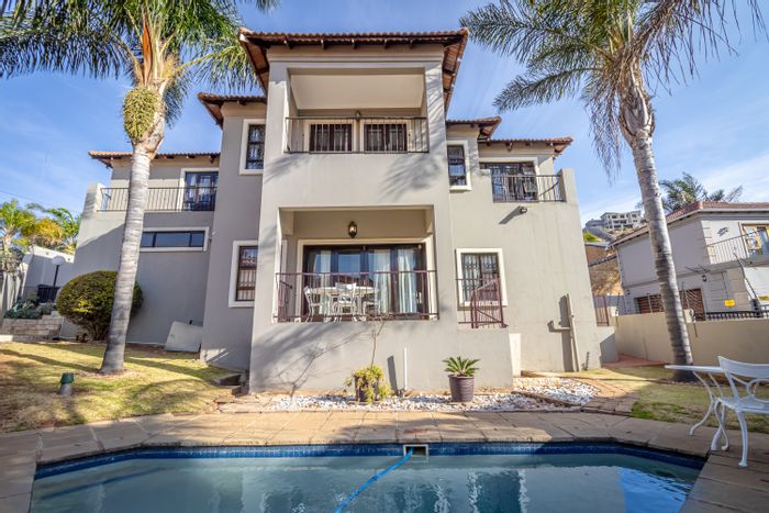 For Sale: 4-bedroom house in Noordheuwel with pool, garages, and study nook.