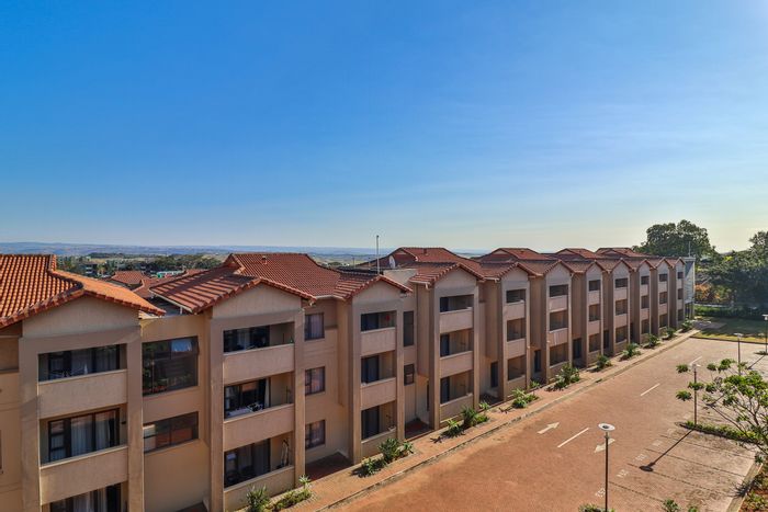 For Sale: Apartment in Umhlanga Ridge with pool, gym, and exclusive laundry facilities.