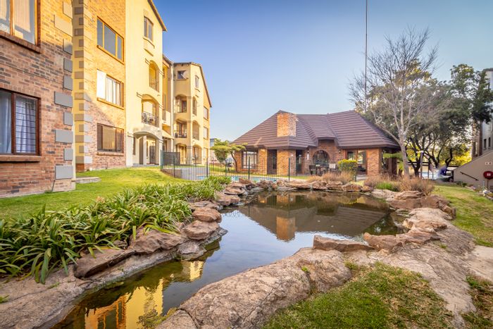 Randpark Ridge Apartment For Sale: 2 bedrooms, communal pools, kids' play area.