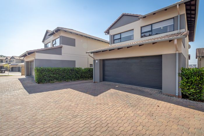 For Sale: House in Amorosa with pool, braai room, and generator backup.