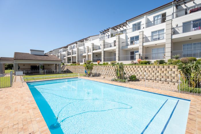 Top-floor apartment in Royal Ascot with balcony, pool, and secure parking. For Sale.