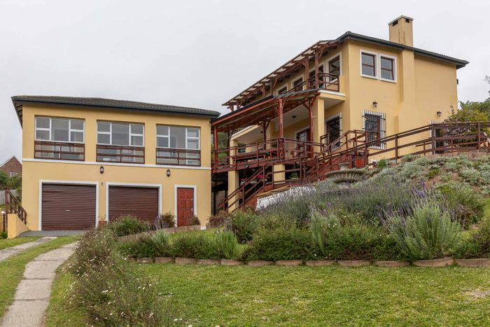 Knysna Heights House For Sale: Three bedrooms, splash pool, garage apartment, organic garden.