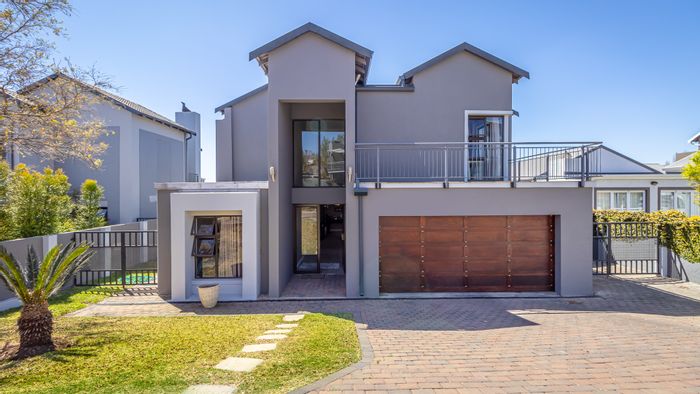 For Sale: House in Candlewoods Country Estate with pool, braai area, and staff room.