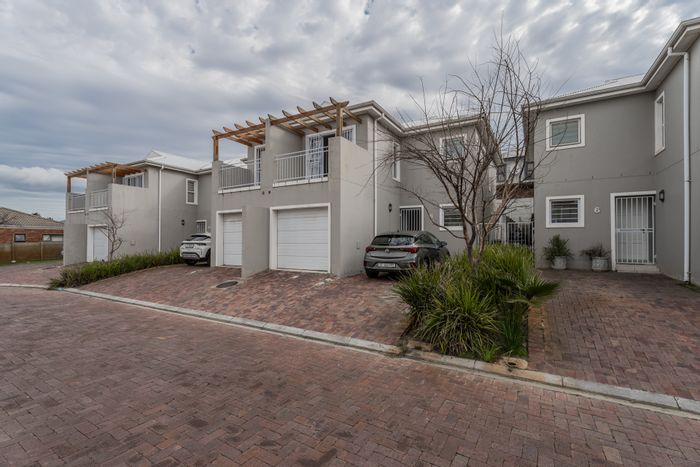 Townhouse For Sale in Langeberg Ridge: Gated complex, garage, open-plan living, 3 bedrooms.