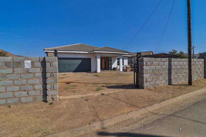 House for Sale in Mpophomeni: 3 bedrooms, double garage, secure location.