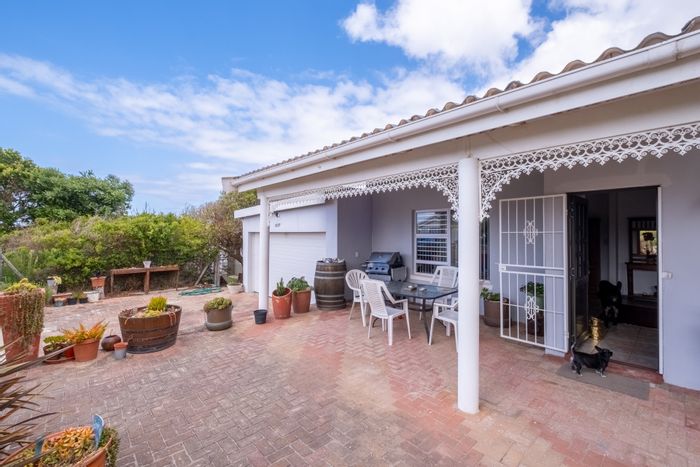 For Sale: House in Bettys Bay Central with flatlet, garage, and mountain views.