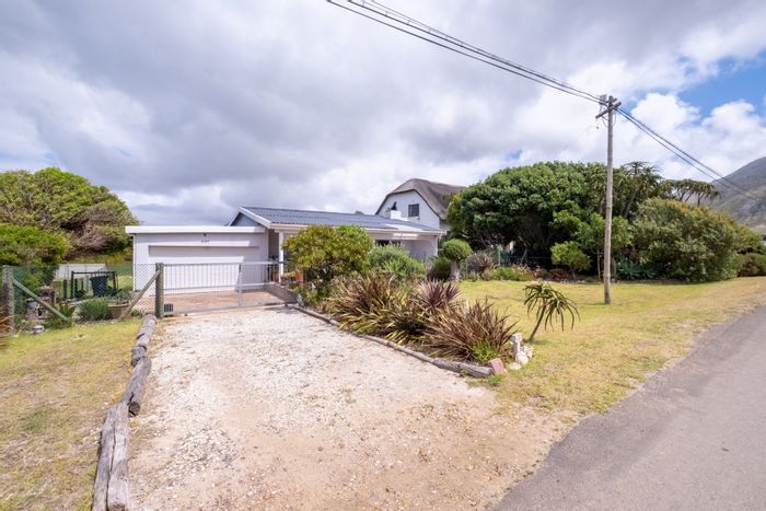 For Sale: House in Bettys Bay Central with flatlet, garage, and mountain views.