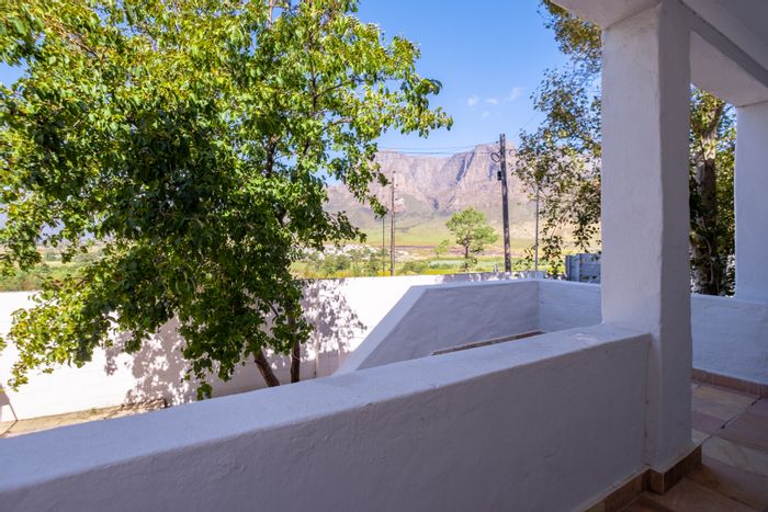 House for Sale in Pniel: 2 bedrooms, patio views, close to wine farms.