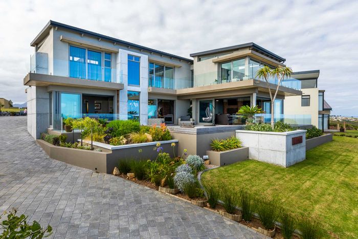 Oubaai House For Sale: 4 bedrooms, golf estate access, panoramic views.