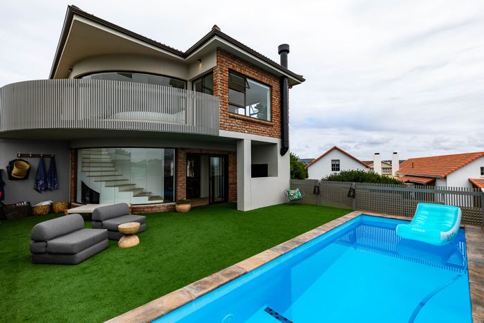 For Sale: House in Stilbaai Wes with 9m lap pool and expansive 1040m2 plot.