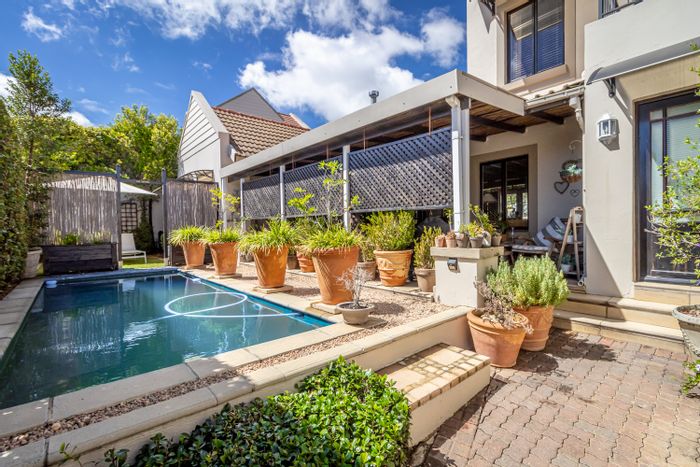 Fourways House For Sale: 3 beds, flatlet, plunge pool, wine cellar, clubhouse.