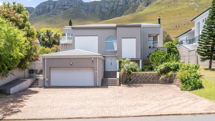 Hermanus Heights House For Sale: 4 beds, plunge pool, braai area, easy access amenities.