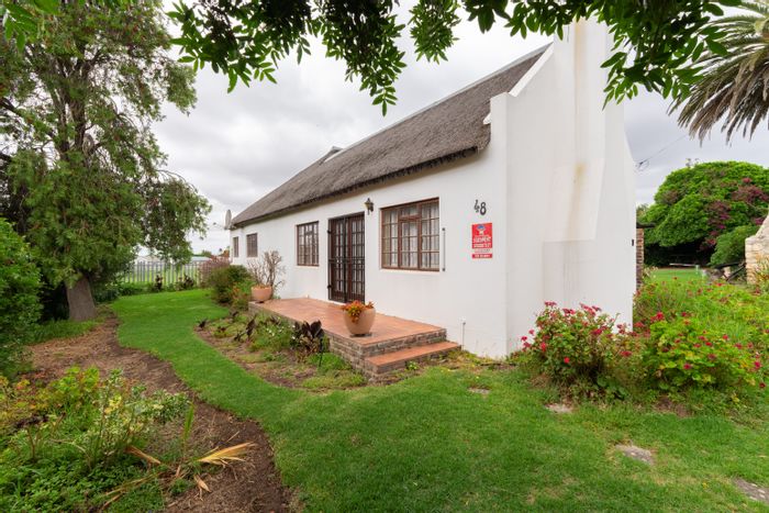 For Sale: House in Bredasdorp Central with spacious living, ample parking, and two bathrooms.