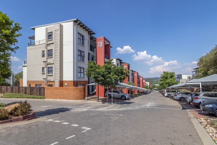 Fourways Apartment For Sale: Clubhouse, gym, cinema, pool, and secure estate living.