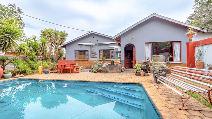 Valhalla House For Sale: 3-bed main house, 2 flats, pool, and parking.