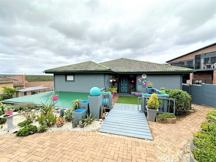 For Sale: House in Stilbaai Wes with river views, flatlet, and garden.