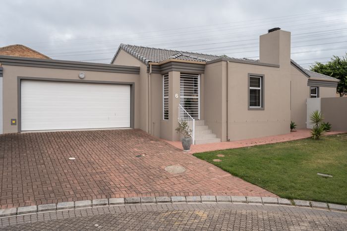 Eikenbosch House For Sale: Open-plan living, double garage, spacious backyard, family-friendly location.