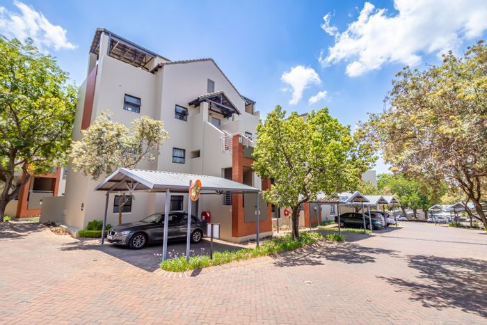 Lonehill Apartment For Sale: 1 Bed, Balcony, Pools, Tennis Court, Secure Complex.