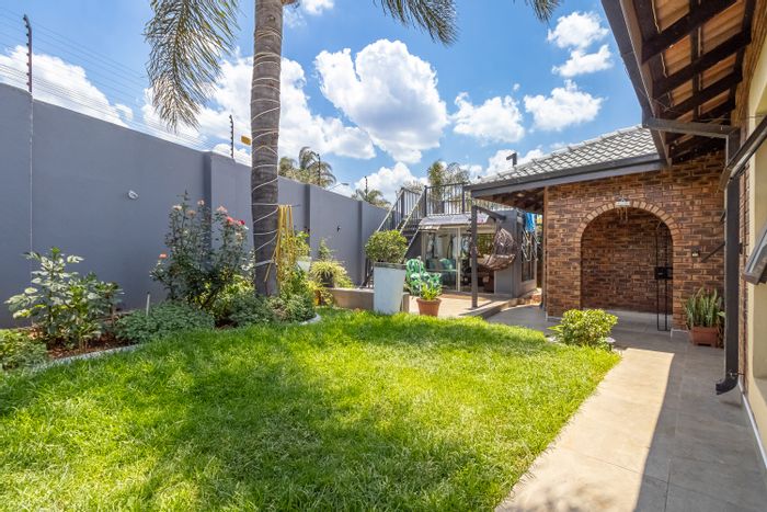 Laudium House For Sale: 4 bedrooms, income-generating flatlets, outdoor entertainment space.