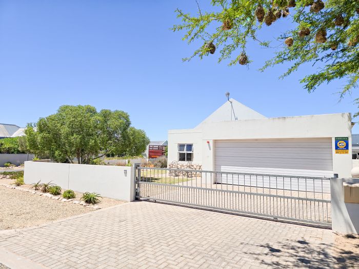 For Sale: House in Laguna with open-plan design, double garage, and secure yard.