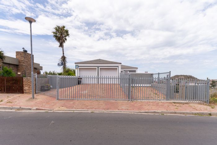 For Sale: House in Saldanha Central with panoramic views, flatlet, and secure parking.