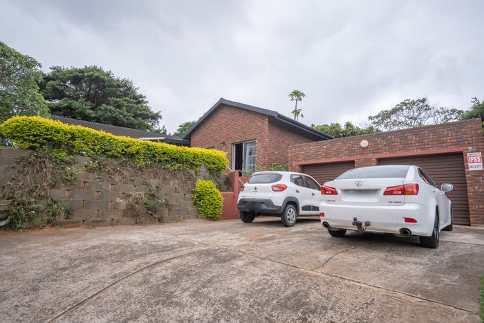 Deepdene House For Sale: Spacious layout, pool, flatlet, and prime location.