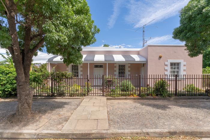 For Sale: House in Robertson Central with garden, solar system, and office space.