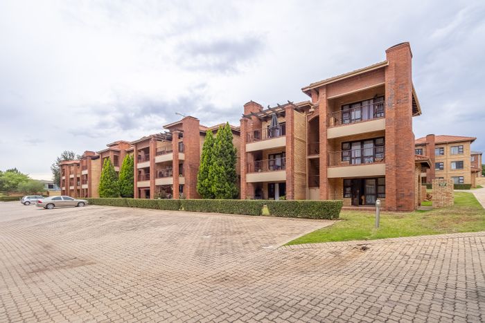 Honeydew Grove Apartment For Sale: Open-plan living, pool access, secure complex.